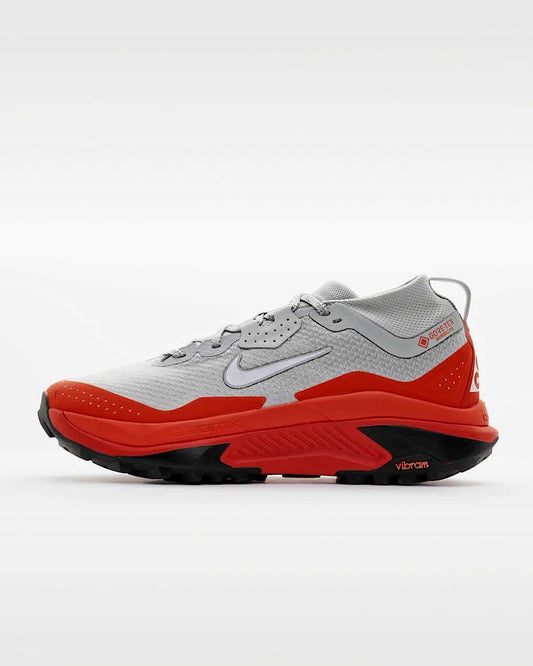 Nike ACG Zegama Trail GORE-TEX Men product view 2 — Light Silver/Safety Orange/Schwarz/Summit White