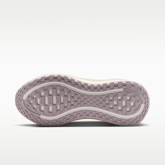 Nike Vomero Plus Women product view 2 — Chalk/Bleached Lilac/Spruce Aura/Metallic Gold