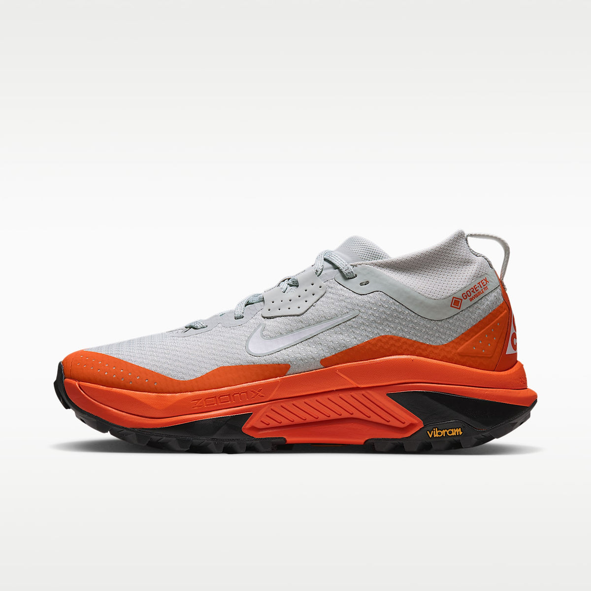 Nike ACG Zegama Trail GORE-TEX Men product view 1 — Light Silver/Safety Orange/Schwarz/Summit White