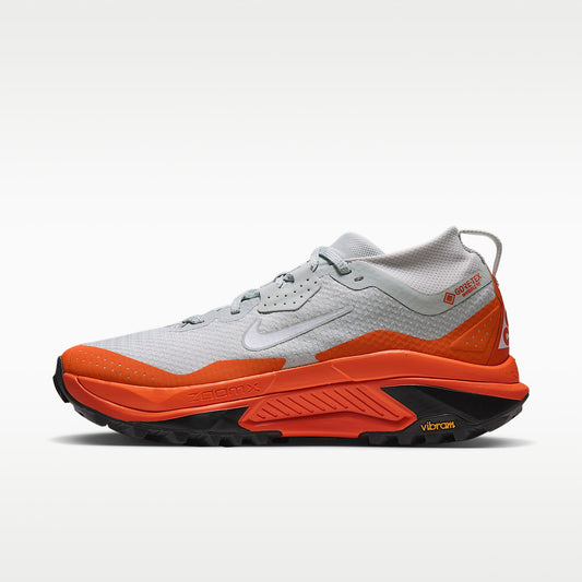 Nike ACG Zegama Trail GORE-TEX Men product view 1 — Light Silver/Safety Orange/Schwarz/Summit White