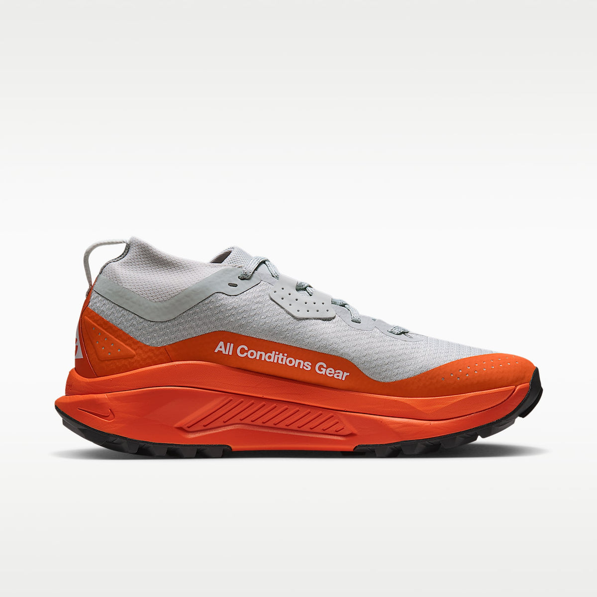 Nike ACG Zegama Trail GORE-TEX Men product view 4 — Light Silver/Safety Orange/Schwarz/Summit White