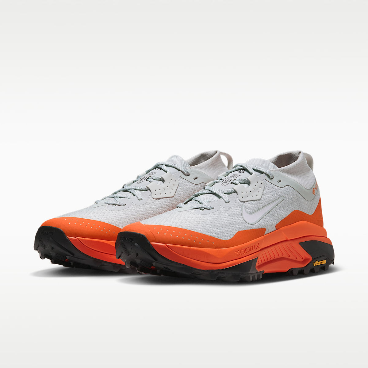 Nike ACG Zegama Trail GORE-TEX Men product view 6 — Light Silver/Safety Orange/Schwarz/Summit White