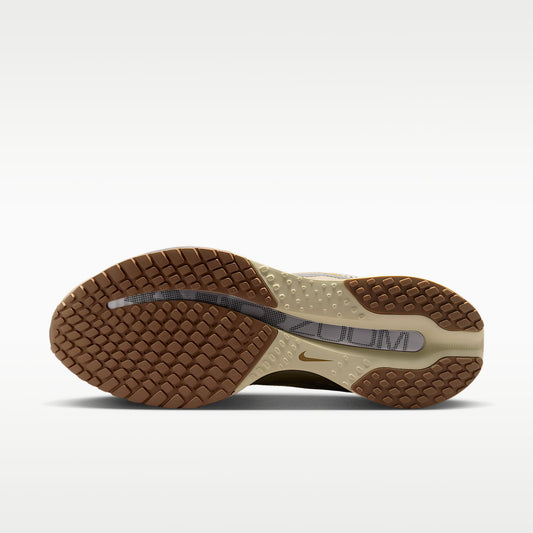 Nike Pegasus Premium Men product view 2 — Desert Khaki/Light Khaki/Filbert/Metallic Silver