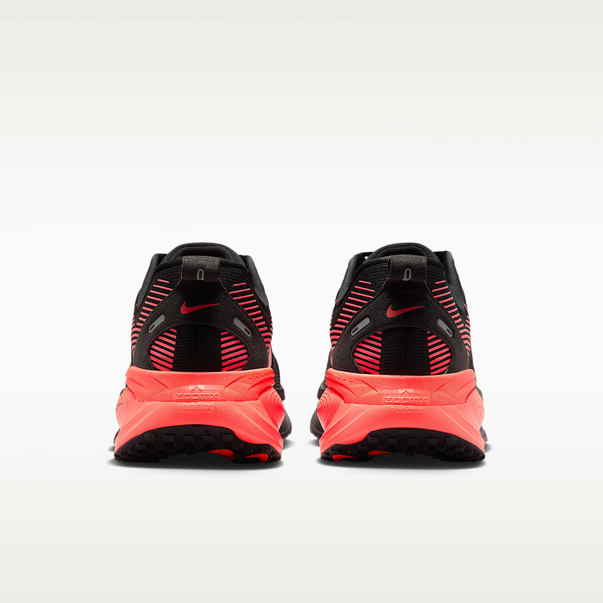 Nike Vomero 18 Men product view 6 — Schwarz/University Red/Anthracite/Bright Crimson