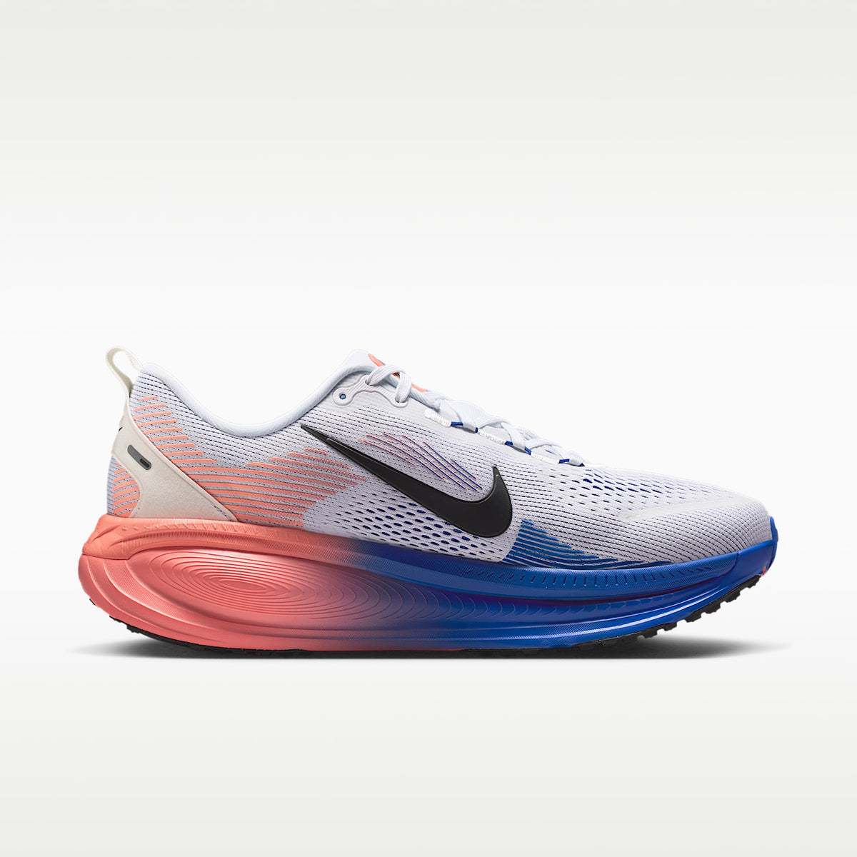 Nike Vomero 18 Men product view 3 — Weiß/Racer Blue/Atomic Pink/Schwarz