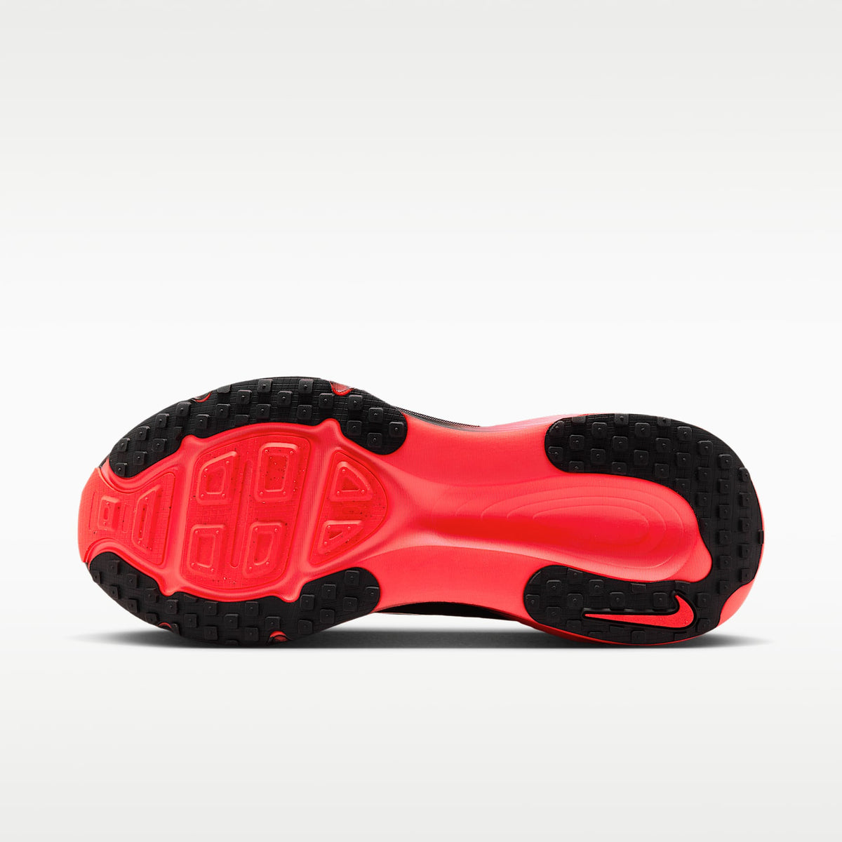 Nike Vomero 18 Men product view 2 — Schwarz/University Red/Anthracite/Bright Crimson