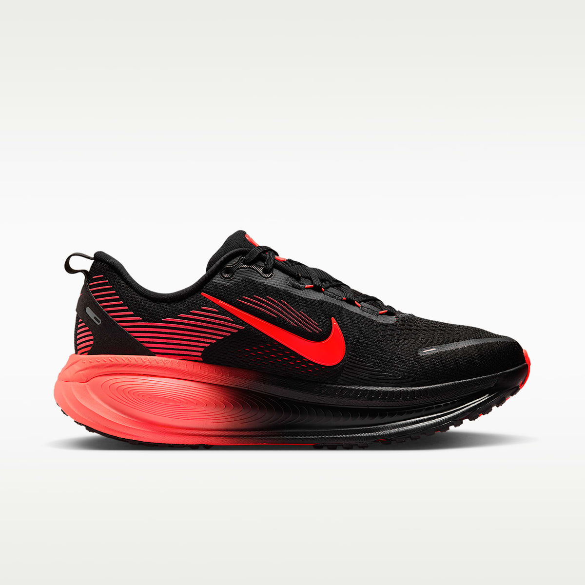 Nike Vomero 18 Men product view 3 — Schwarz/University Red/Anthracite/Bright Crimson