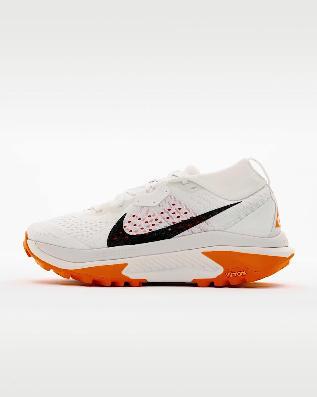 Nike ACG Zegama Trail Women product view 2 — Summit White/Phantom/Safety Orange/Schwarz