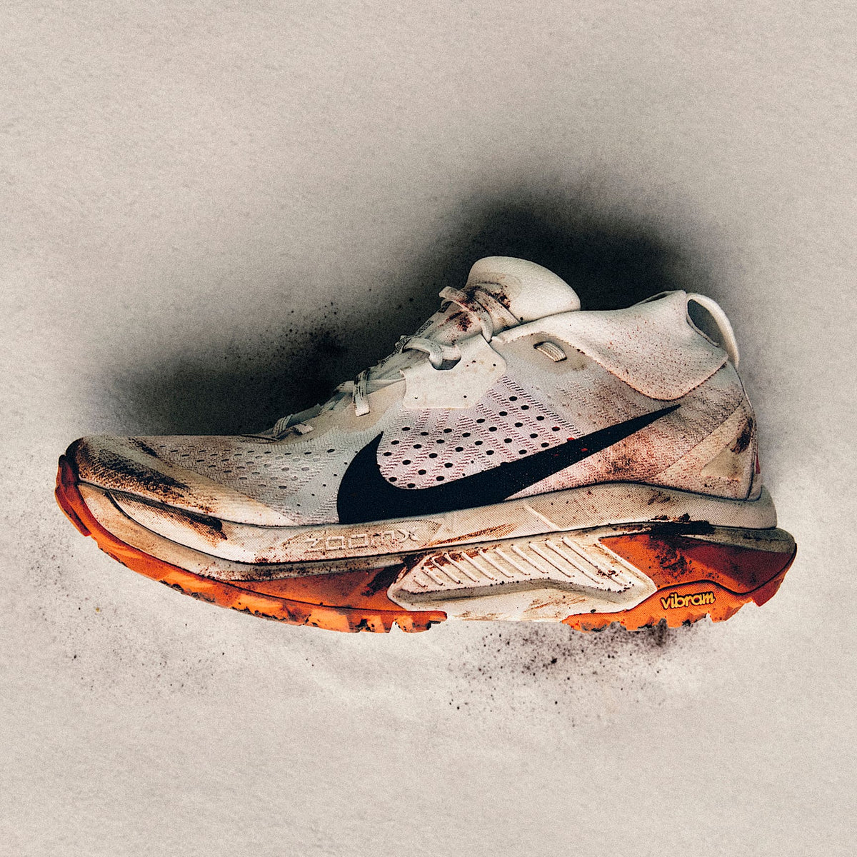 Nike ACG Zegama Trail Women product view 1 — Summit White/Phantom/Safety Orange/Schwarz